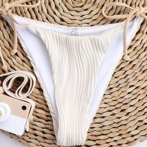 Textured bikini bottoms